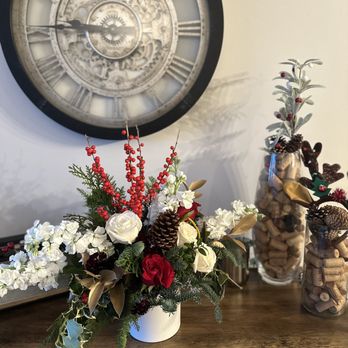 Leaf & Blossom - Christmas Flower Arrangement - Florists Near Me - Orlando, Florida Leaf & Blossom - Christmas Flower Arrangement - Florists Near Me - Orlando, Florida