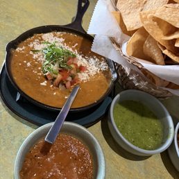 Cheesy bean dip Cheesy bean dip
