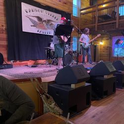 Ransom Steele Tavern - My salad... and the stage
