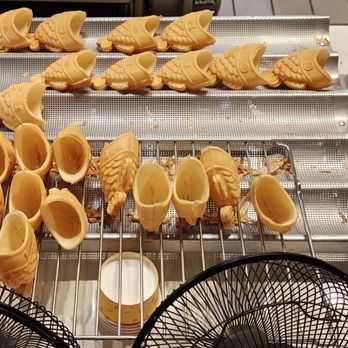 Somisomi - Ah-boong and taiyaki resting after being cooked - Desserts Near Me - San Diego, California Somisomi - Ah-boong and taiyaki resting after being cooked - Desserts Near Me - San Diego, California