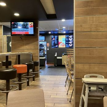 McDonald's - Inside - Fast Food Near Me - Randolph, Vermont