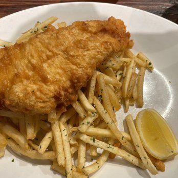 Marthas Vineyard Chowder Company - Classic Fish and Chips - Seafood Near Me - Oak Bluffs, Massachusetts