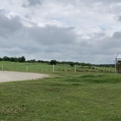 Green Valley Stables - Outdoor arena and shelter in a pasture