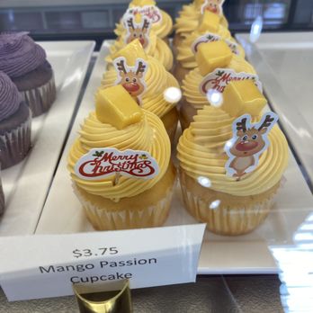 Desseire - Christmas greetings on cupcakes - Bakeries Near Me - Houston, Texas