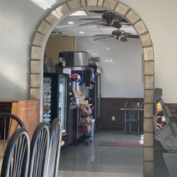 Mama's Pizza - Inside