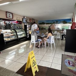 M&M Bakery & Deli - Interior