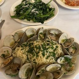 Clams with garlic and oil over angel hair, side of broccoli rabe. Clams with garlic and oil over angel hair, side of broccoli rabe.