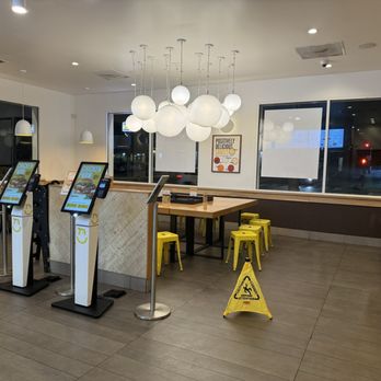 Starbird Chicken - Interior - Salad Near Me - Hermosa Beach, California