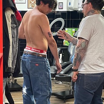 Freaks & Geeks Tattoo - Owner explaining how tatt will move w arm and helping w location - Tattoo Near Me - Paris, 75 Freaks & Geeks Tattoo - Owner explaining how tatt will move w arm and helping w location - Tattoo Near Me - Paris, 75