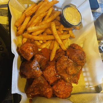 Lefty’s Place - Wings & fries - Pizza Near Me - Morgantown, West Virginia