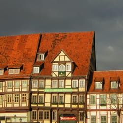 Advent in den Höfen - Das Hotel mit dem guten Glühwein  - steht scho a bisserl schief ;-)