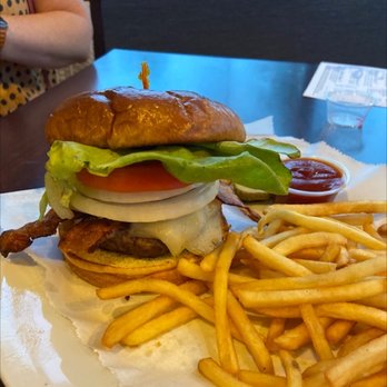 Wai Oli iCafe & Lounge - Mushroom burger - Breakfast & Brunch Near Me - Hilo, Hawaii