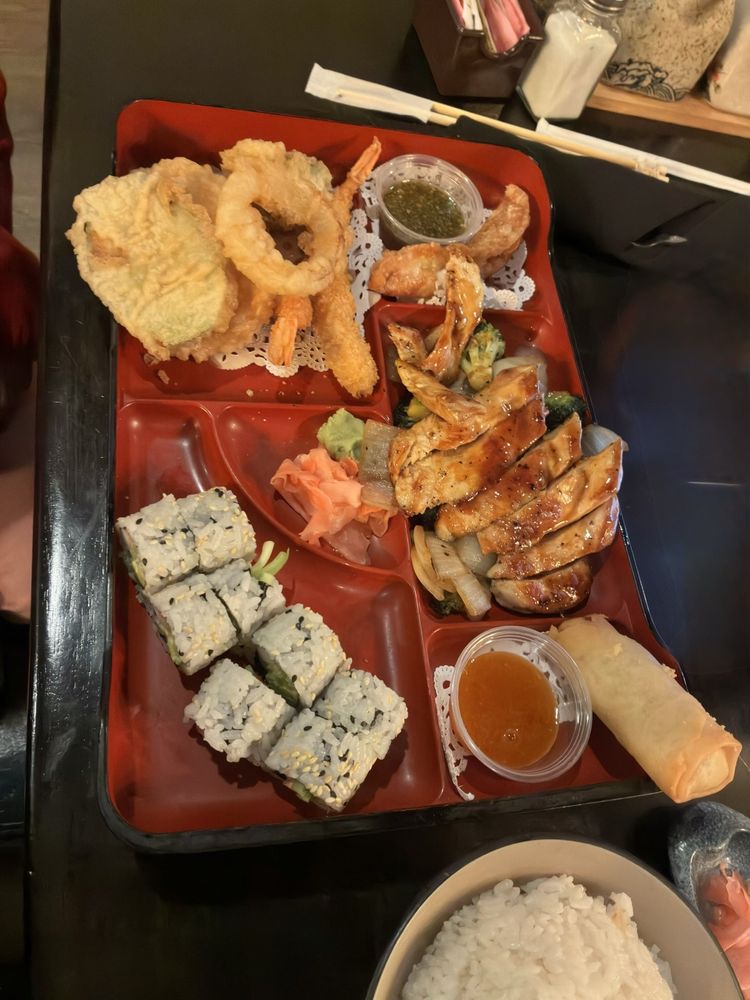 Bonzu Japanese Steakhouse & Sushi Logo