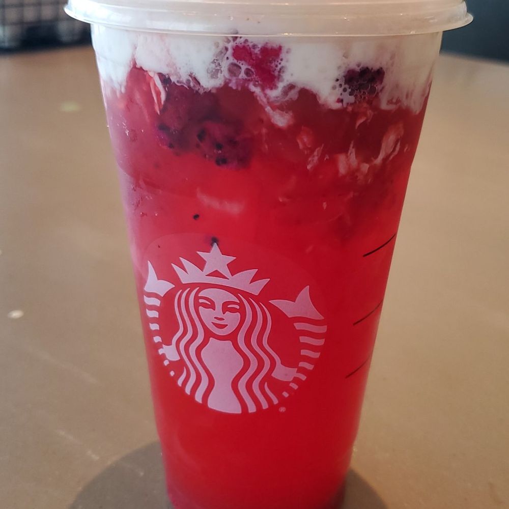 Starbucks - Venti mango dragonfruit refresher with pineapple base,Strawberry puree topped with vanilla sweet cold foam with strawberry blended puree - Coffee & Tea Near Me - Guthrie, Oklahoma