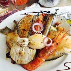 La Ferme Marine - La parillade de la ferme marine. Poissons a la plancha accompagnes de quelques fruits de mer cuits (saint Jacques, couteaux...)