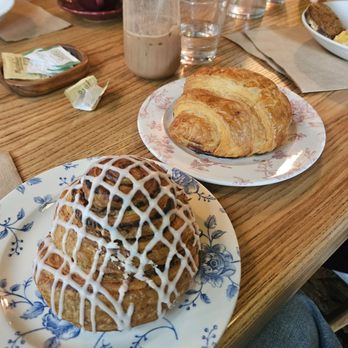 Lardo - Left - amazing cardamom bun Right - fig croissant - Breakfast & Brunch Near Me - Ciudad de México, DIF Lardo - Left - amazing cardamom bun Right - fig croissant - Breakfast & Brunch Near Me - Ciudad de México, DIF
