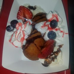Castaway Cafe - The 'signature' dessert - paddle in a boat