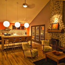 Hebergement Stoneham - 1 Skieurs, a 17 person cottage with a Spa and Pool table. Ski-in, Ski-out