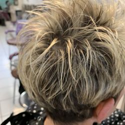 Nicky's Salon - Short hair lightening fun