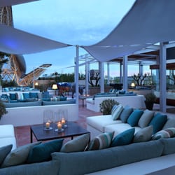 Arola - Enjoy your night under the sky of Barcelona in the chill-out area of Arola restaurant. Live music is offered throughout the summer season.