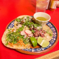 El Novillero - Taco's beef, chicken and beef tongue