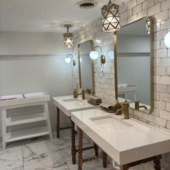 Madison's - Women's Bathroom - New American Near Me - Madison, Wisconsin