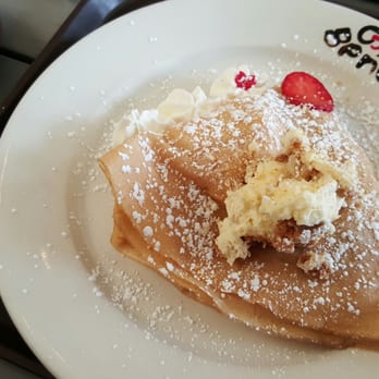 Cafe Bench - I wish it had a side of fresh, vanilla ice cream. Cheese cake, Graham cracker crumbs, strawberries smothered in whipped cream!! - Cafes Near Me - Flushing, New York