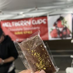 MeltBerry Cups - Small Dubai chocolate bar