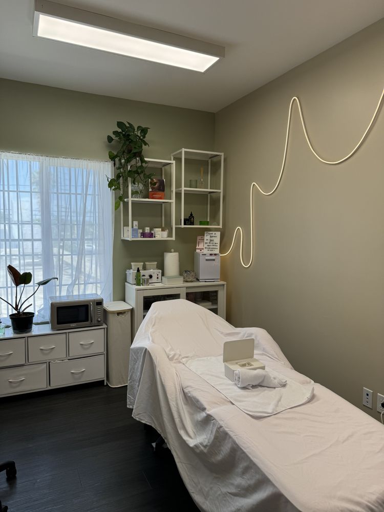 Flora Esthetics Logo