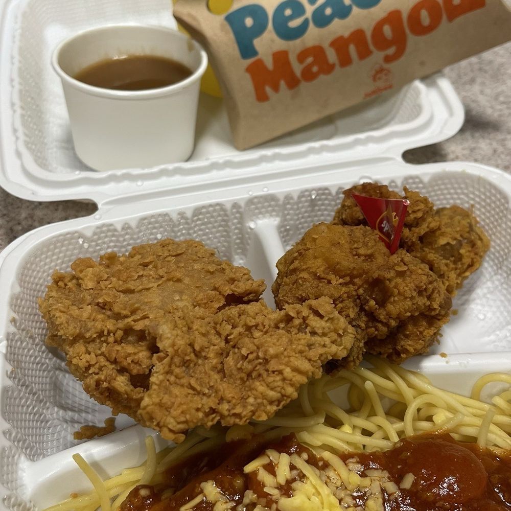 Jollibee - 2 1pc Chickenjoy w/ Jolly Spaghetti and Pineapple Quencher - Fast Food Near Me - Honolulu, Hawaii