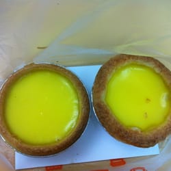 蛋撻王 - Egg tarts (dan tat): Shortbread crust (left) and Flaky crust (right). Which one do you prefer?