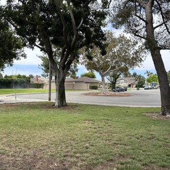 Shiffer Park - Plenty of parking MacKenzie Place cul-de-sac with Foggie waste station filled with bags. - Parks Near Me - Costa Mesa, California Shiffer Park - Plenty of parking MacKenzie Place cul-de-sac with Foggie waste station filled with bags. - Parks Near Me - Costa Mesa, California