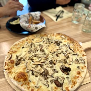 La Casa Mia - Mushroom Pizza - Italian Near Me - Milpitas, California La Casa Mia - Mushroom Pizza - Italian Near Me - Milpitas, California