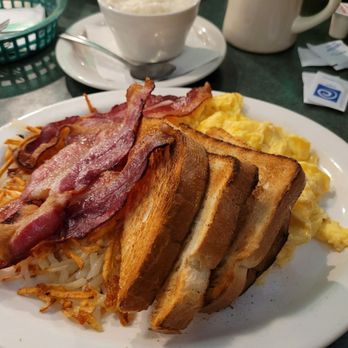 Metro Diner - 3 egg breakfast, bacon,hash browns,toast,grits. My wife pumpkin spice pancakes. - American Near Me - Charleston, South Carolina Metro Diner - 3 egg breakfast, bacon,hash browns,toast,grits. My wife pumpkin spice pancakes. - American Near Me - Charleston, South Carolina