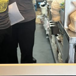 Ono Hawaiian BBQ - The employees got mad because I told her I was taking pictures to let Mangements see how is dirty restaurante is ..