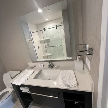 Residence Inn Fresno Clovis - Vanity .. Nice choices for the aesthetic design .. - Venues & Event Spaces Near Me - Clovis, California