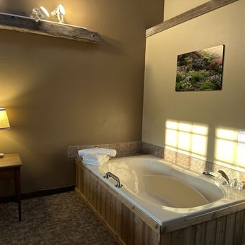 Glasbern Inn - Soaking tub - Hotels Near Me - Fogelsville, Pennsylvania
