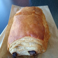 Le Croustillant - Chocolatine tout juste sortie du four... Bon à toute heure du jour! ;-)