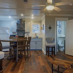Blue Dolphin Inn & Cottages - Gulf Front Suite