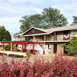 Vinehurst Inn & Suites - This vintage road-side inn is only 1.5 miles from Keuka Lake