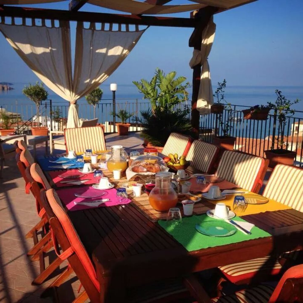 Tombolina Relais: villa that sleeps 41 people in 14 bedrooms, located in  Montemaggiore al Metauro, The Marches, Italy., image size:1000x1000