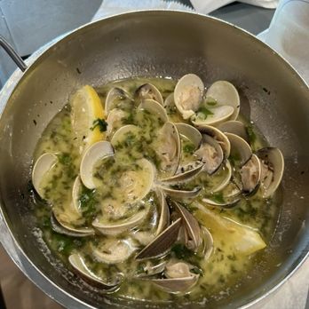 Wooly's - Clams with garlic and butter - Seafood Near Me - Pismo Beach, California