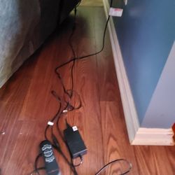 Janosik Johnny - This photo shows that the box and the remote are not lit up while it's plugged up.