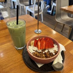 Parakeet cafe - Açaí bowl and matcha latte