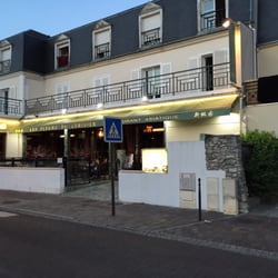 Les Fleurs du Cerisier - Outside