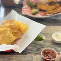 Taqueria Roberto - Taco birria with a side of chips