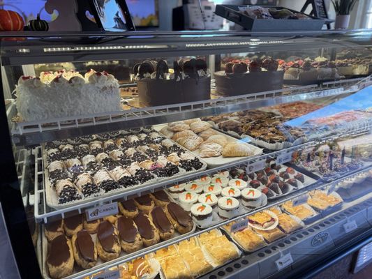 Aldo's Bakery by null