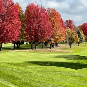 Scenic View Country Club - Hole 14 Green in the fall - Golf Near Me - Slinger, Wisconsin Scenic View Country Club - Hole 14 Green in the fall - Golf Near Me - Slinger, Wisconsin