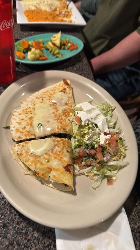 La Familia Mexican Grill & Bar Logo