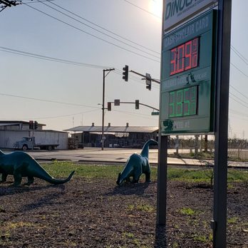 Sinclair Dino Mart - Yes, they have dinosaurs in their front yard. - Gas Stations Near Me - Reedley, California Sinclair Dino Mart - Yes, they have dinosaurs in their front yard. - Gas Stations Near Me - Reedley, California